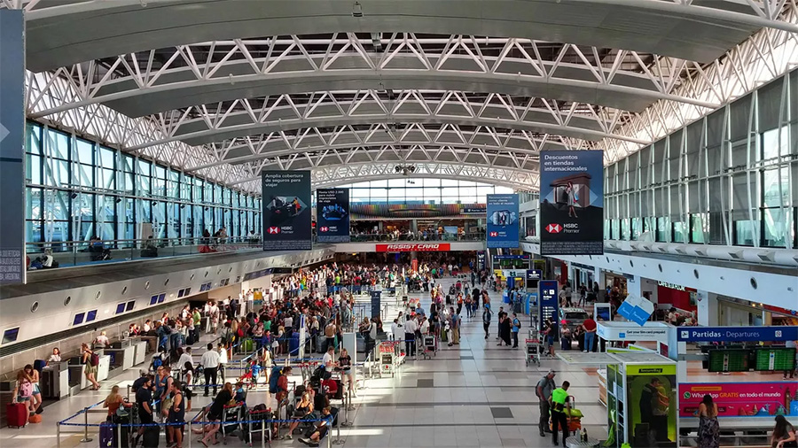 El BCRA prohibió la venta de pasajes al  exterior en cuotas y arreciaron las críticas