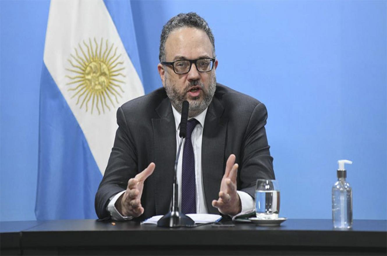 Kulfas: “El que viaja al exterior no es  pobre, el que quiera ir que se lo pague”