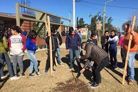 Ocho árboles nativos fueron plantados en la escuela Rosa Regazzi