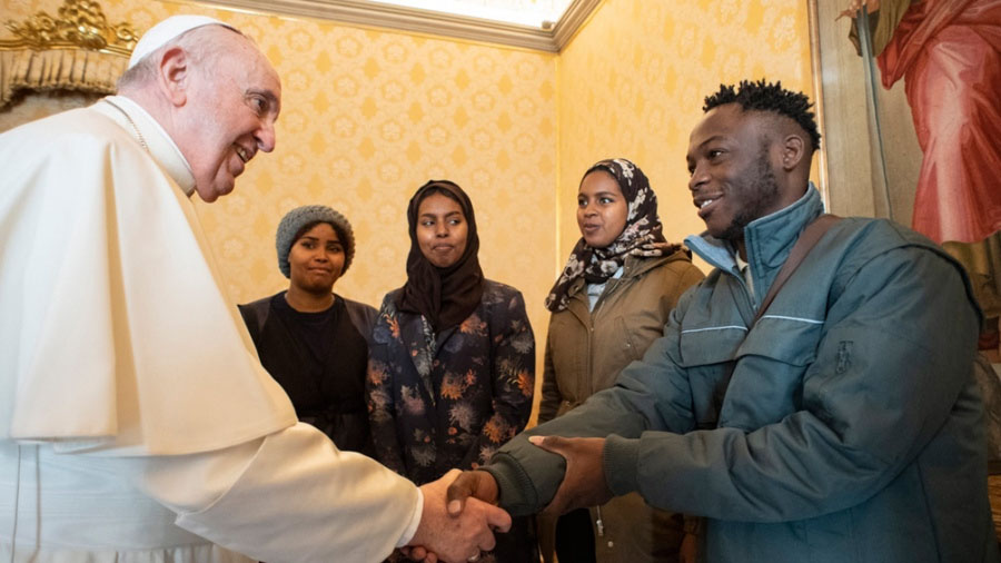 El Papa Francisco cumplió 85 años y lo  festejó con refugiados de Asia y África