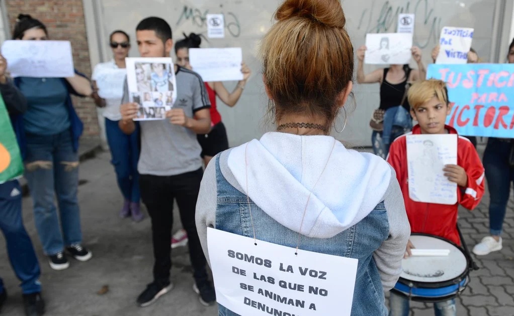 Penas de entre 15 y 16 años de   prisión para diez  jóvenes por  violar a una adolescente