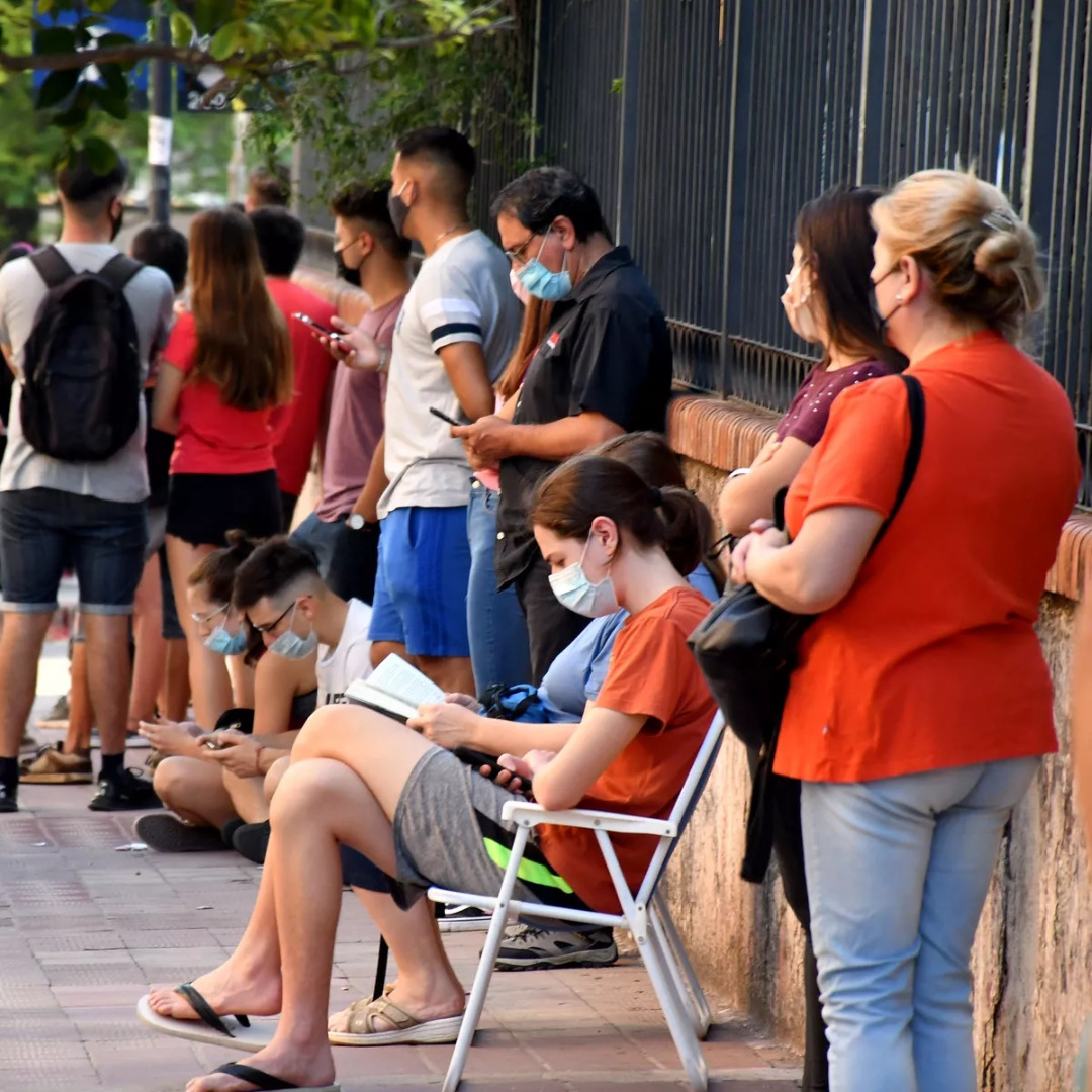 Largas filas para testearse  en distintos puntos del país  en la víspera del fin de año