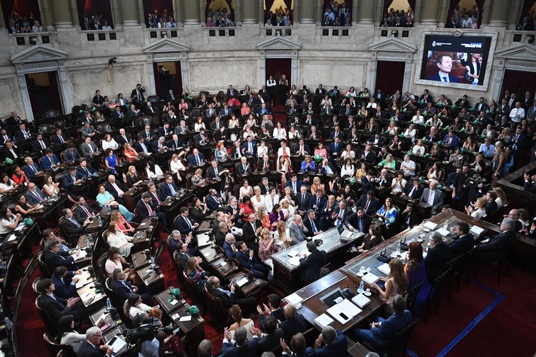 El Gobierno prepara el temario  y estudia convocar a sesiones  extraordinarias para enero