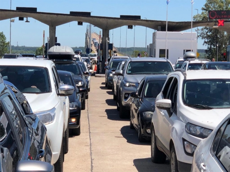 Más de 35 mil autos pasaron por  los puentes Artigas y San Martín