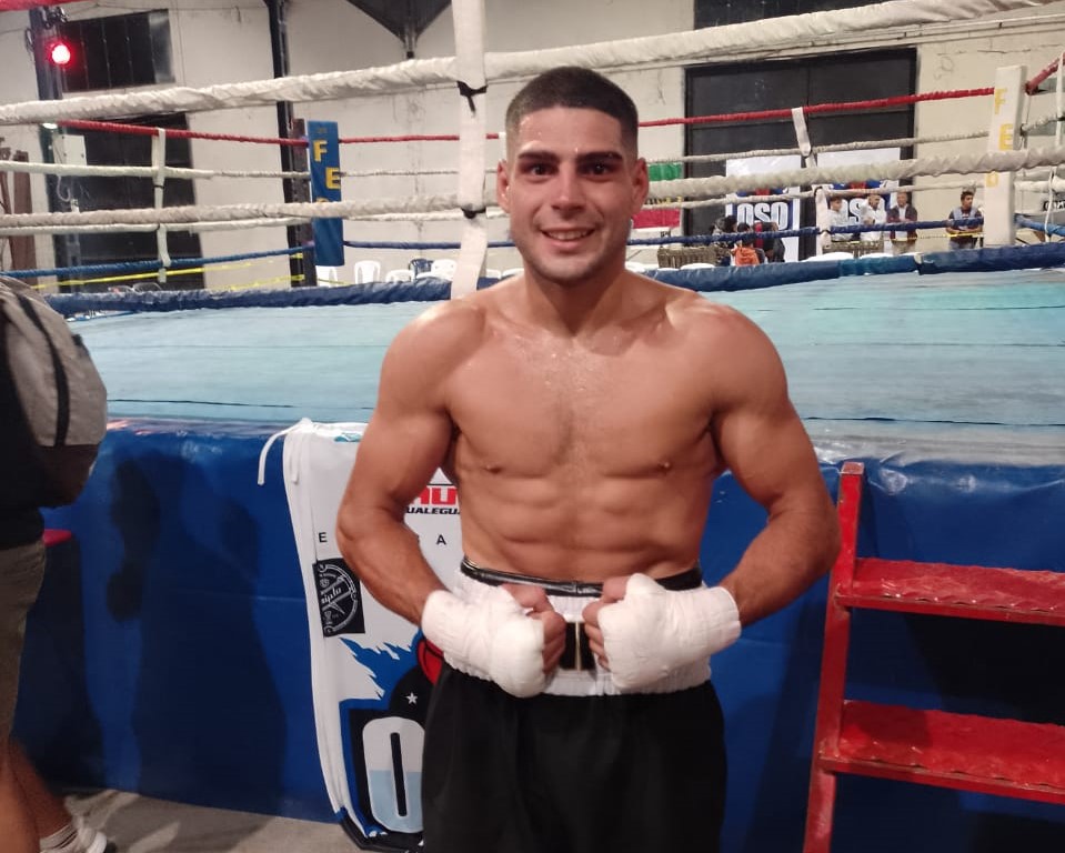 El “Picante” Parada debutó como profesional con un triunfo