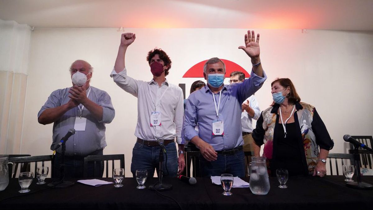 Cumbre de la UCR en Santa Fe: foto  de unidad y trabajo rumbo a 2023