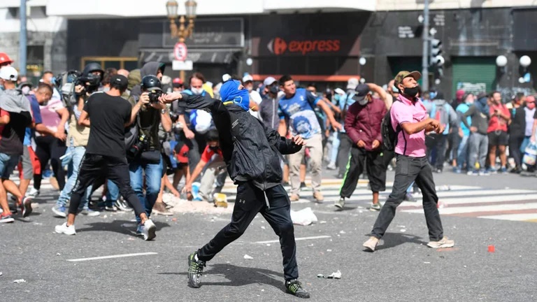 Movimientos de Izquierda atacaron  el frente del Congreso y arrojaron  una bomba molotov a la Policía