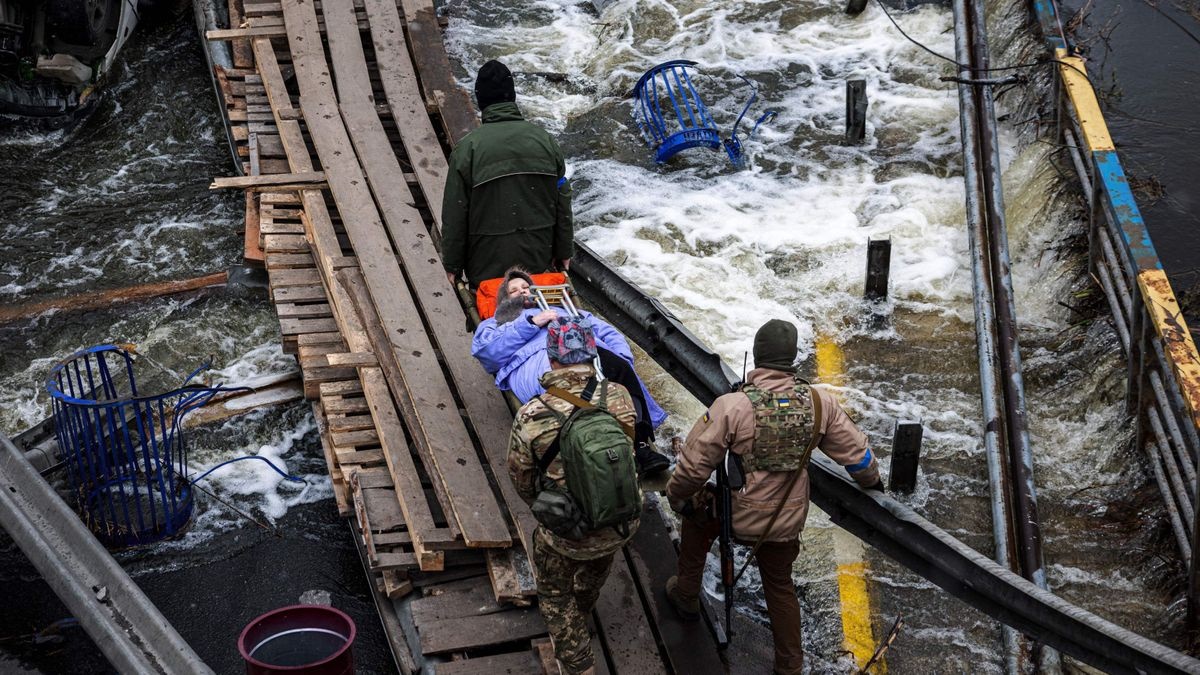 Ataques golpean más zonas civiles  de Ucrania y algunos sobrevivientes salen de teatro bombardeado
