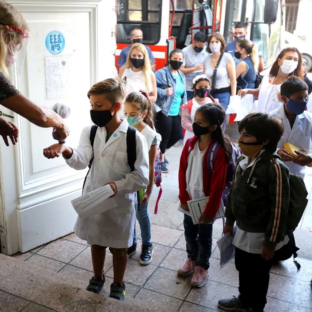 Autoridades sanitarias consensuaron  mantener el uso del barbijo en escuelas y espacios cerrados de todo el país