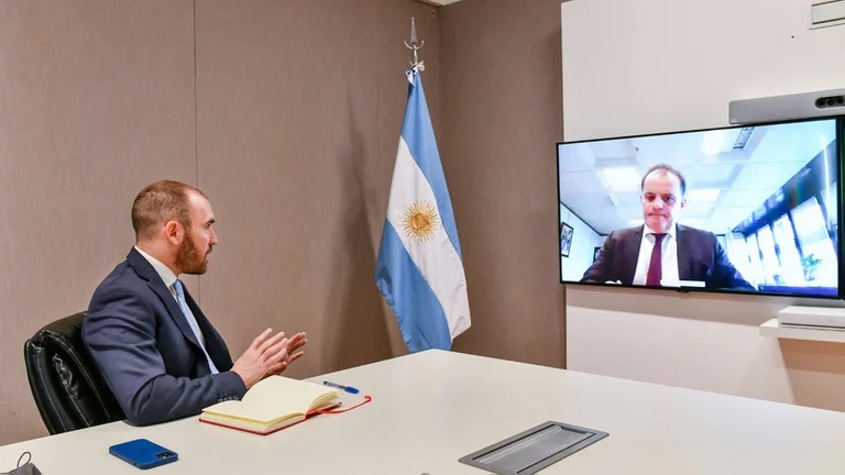 Guzmán viaja a Francia para postergar el  pago de la deuda con el Club de París