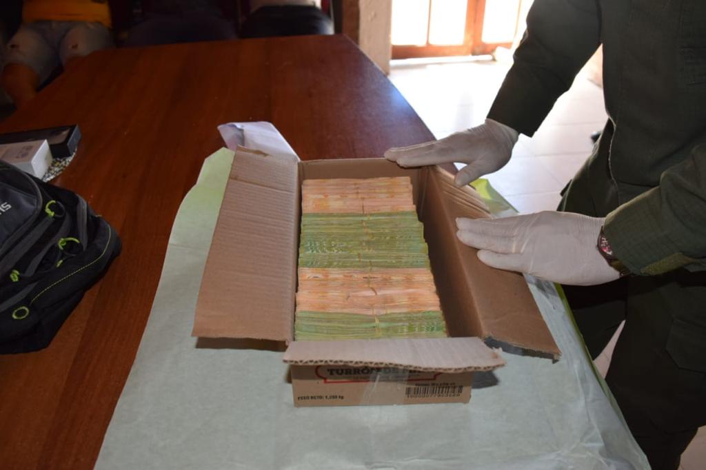 Gendarmes secuestran dinero de dudosa procedencia