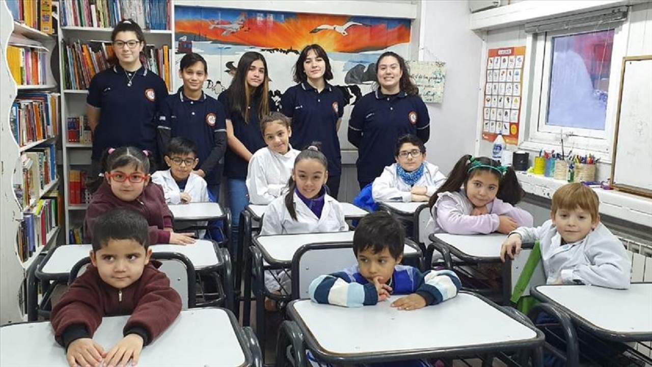 Con 15 estudiantes, la única escuela de la Antártida reabre sus puertas en la base Esperanza