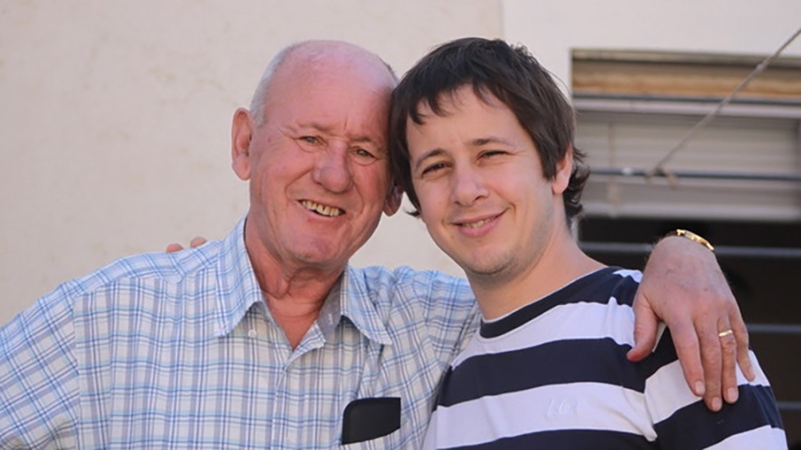 Recupera la historia de su padre enfermo de Alzheimer 