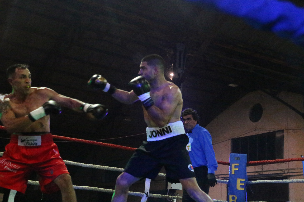 Boxeo:  Ante un marco imponente, el “Picante” Parada le ganó a “El Tumbero” Solís