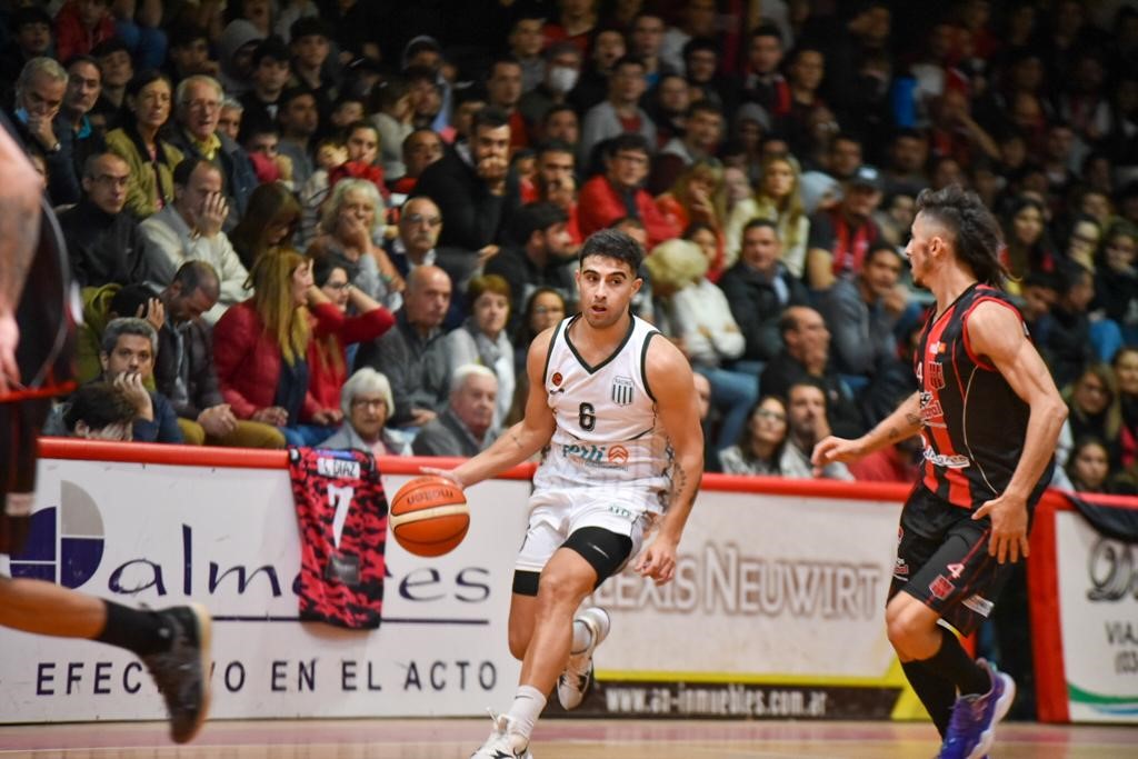 El encumbrado Racing se mide con Peñarol de Tala