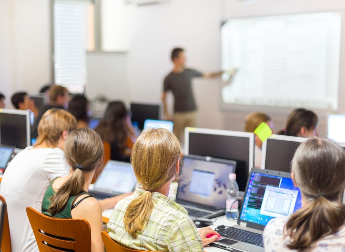 Tecnologías en la educación: debaten sus usos para potenciar los aprendizajes en la presencialidad