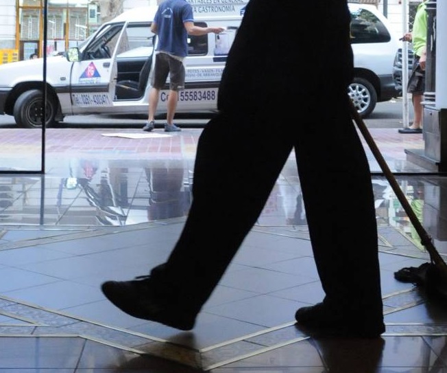 El adolescente prófugo por golpear a un playero estaría oculto en Uruguay