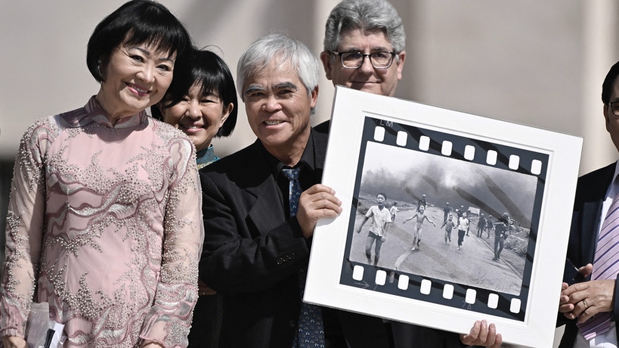 Francisco saludó a una mujer vietnamita protagonista de una emblemática foto de la guerra en 1972