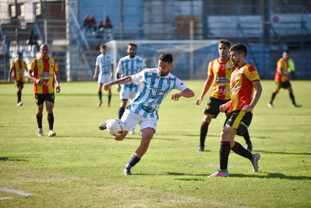Juventud visita a Douglas Haig, con el debut de Lenciza y la necesidad de sumar