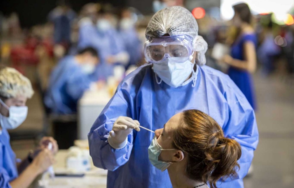 Qué tengo que hacer hoy si tengo síntomas de Covid?, las consultas que vuelven ante suba de casos