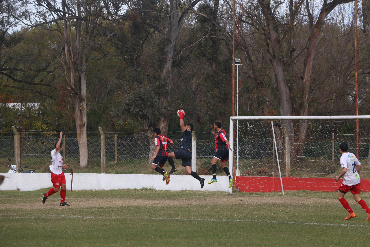 Central Larroque goleó a Central Entrerriano y se afianza como líder del Oficial