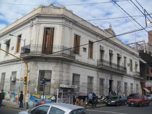 Dos chicas fugadas del Copnaf  se arrojaron desde un puente