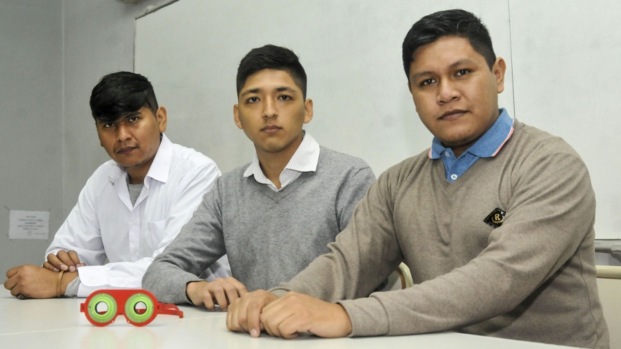 Estudiantes jujeños diseñaron los lentes "Wallie" para tratamientos a niños