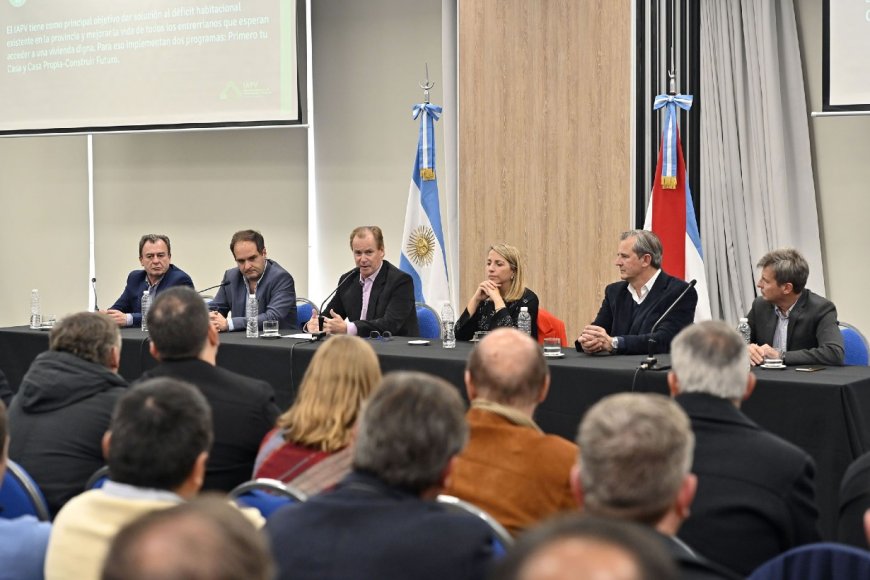 Bordet firmó convenios para ejecutar 871 nuevas viviendas en la provincia