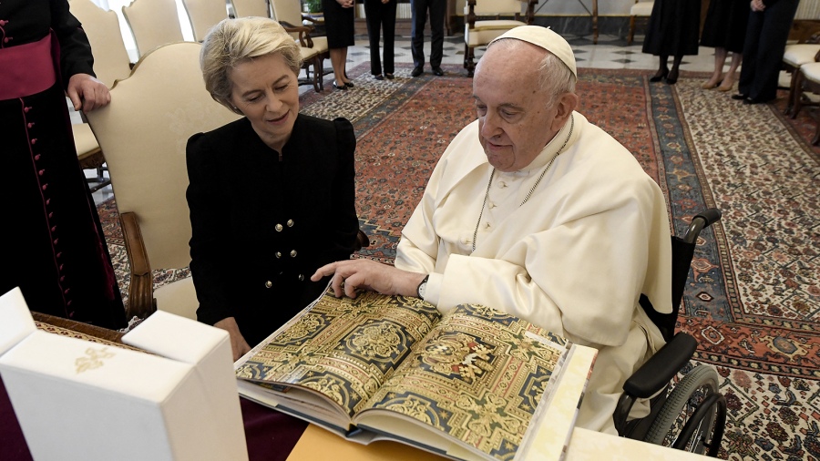 Francisco recibió a Ursula von der Leyen para hablar sobre la guerra en Ucrania