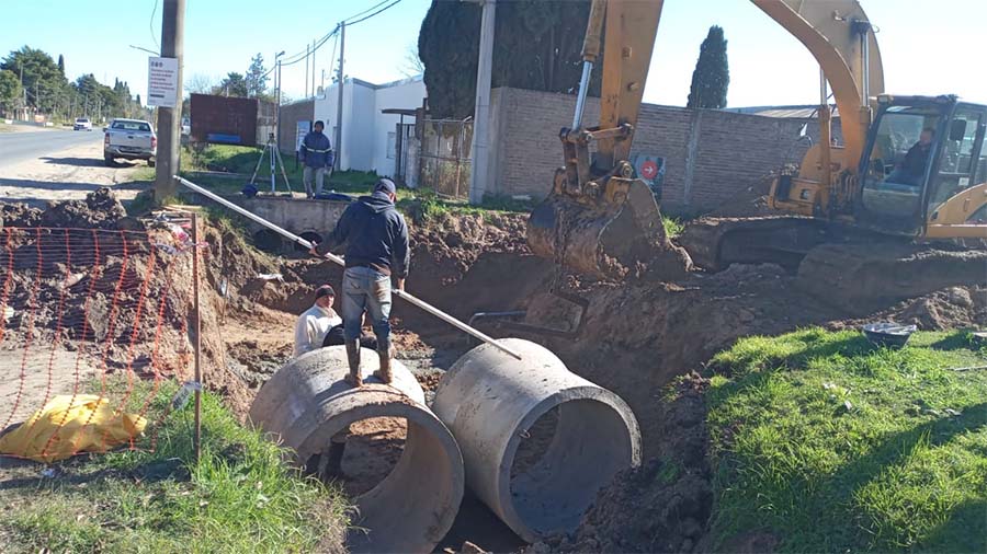 Se realizan trabajos de sistematización de desagües pluviales en Urquiza al Oeste