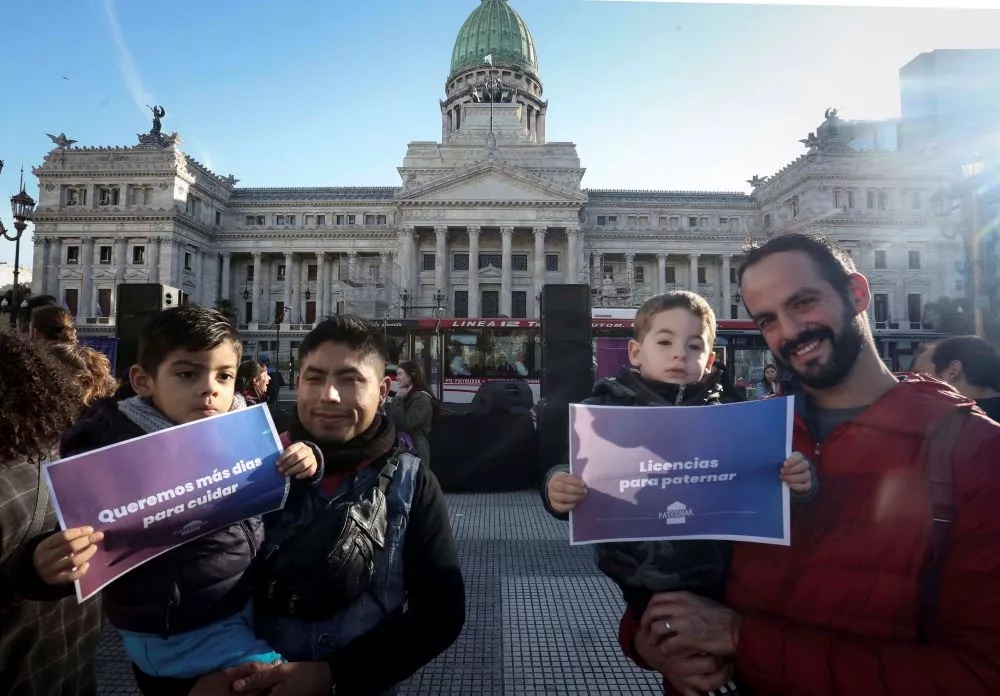 Decenas de familias reclamaron   la extensión de las licencias   paternales frente al Congreso