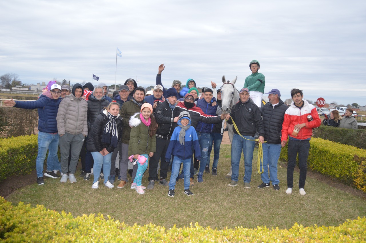 Carpet Crawler homenajeó a Juan Osvaldo Peñalva con un contundente triunfo