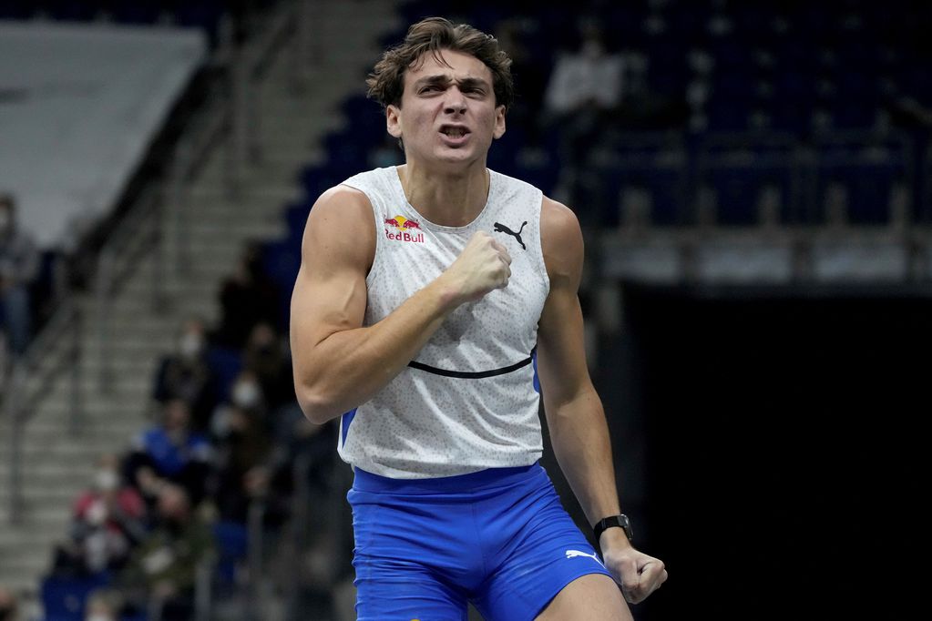 Sueco Duplantis, campeón olímpico en salto con garrocha, logró mejor marca al aire libre