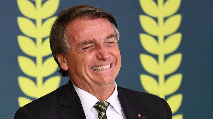 Bolsonaro aumenta el gasto social y para Lula "no puede comprar al pueblo"