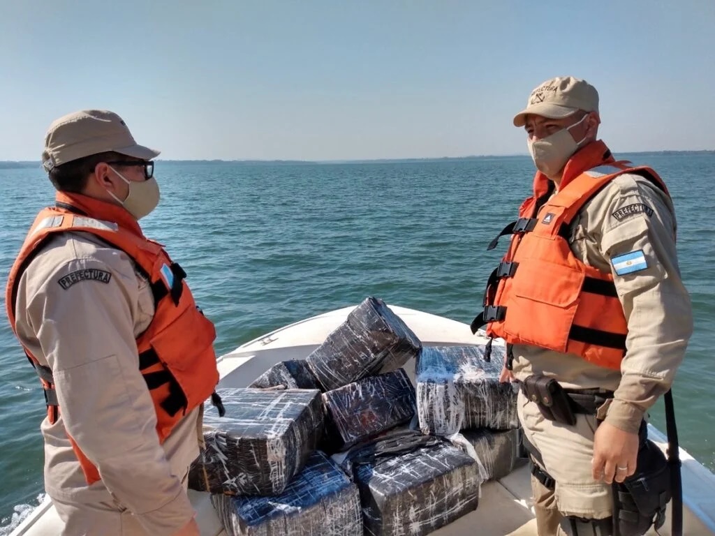 Prefectura secuestra droga dejada flotando en el mar