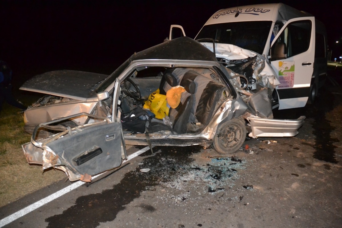 En la RP20 un minibús chocó  contra un auto detenido