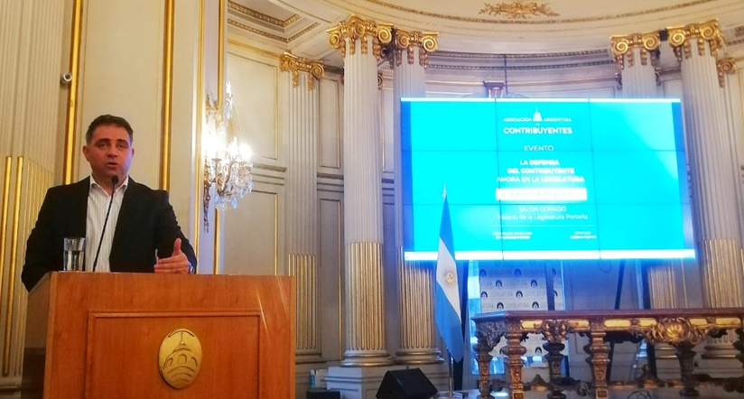 Davico disertó en la legislatura porteña 