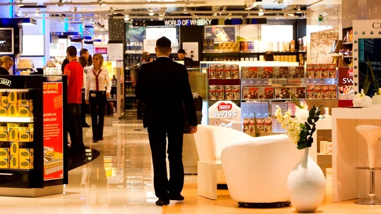 Más cepo al turismo: No se podrá comprar en cuotas en los freeshops de Argentina