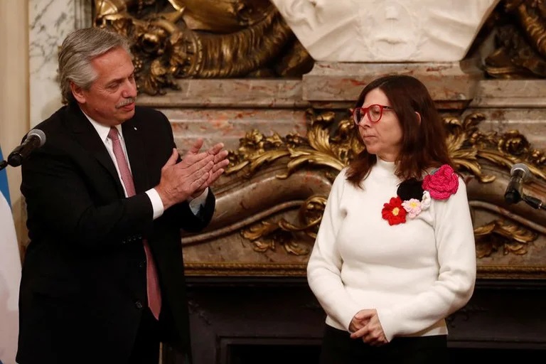 Críticas de opositores y  economistas a Batakis por cuestionar a quienes gastan dólares para hacer turismo en el exterior