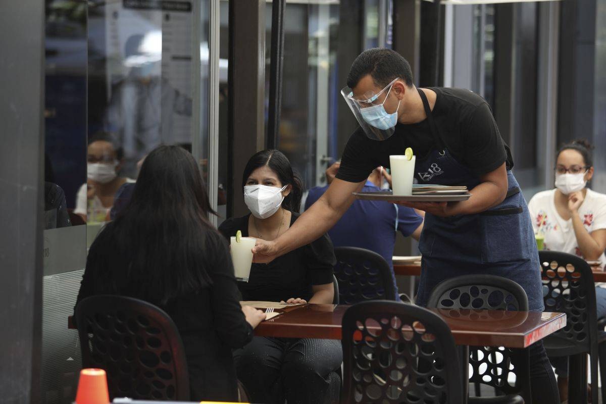 El sector de Hoteles y restaurantes lidera la  creación de empleo y superó al de la Construcción