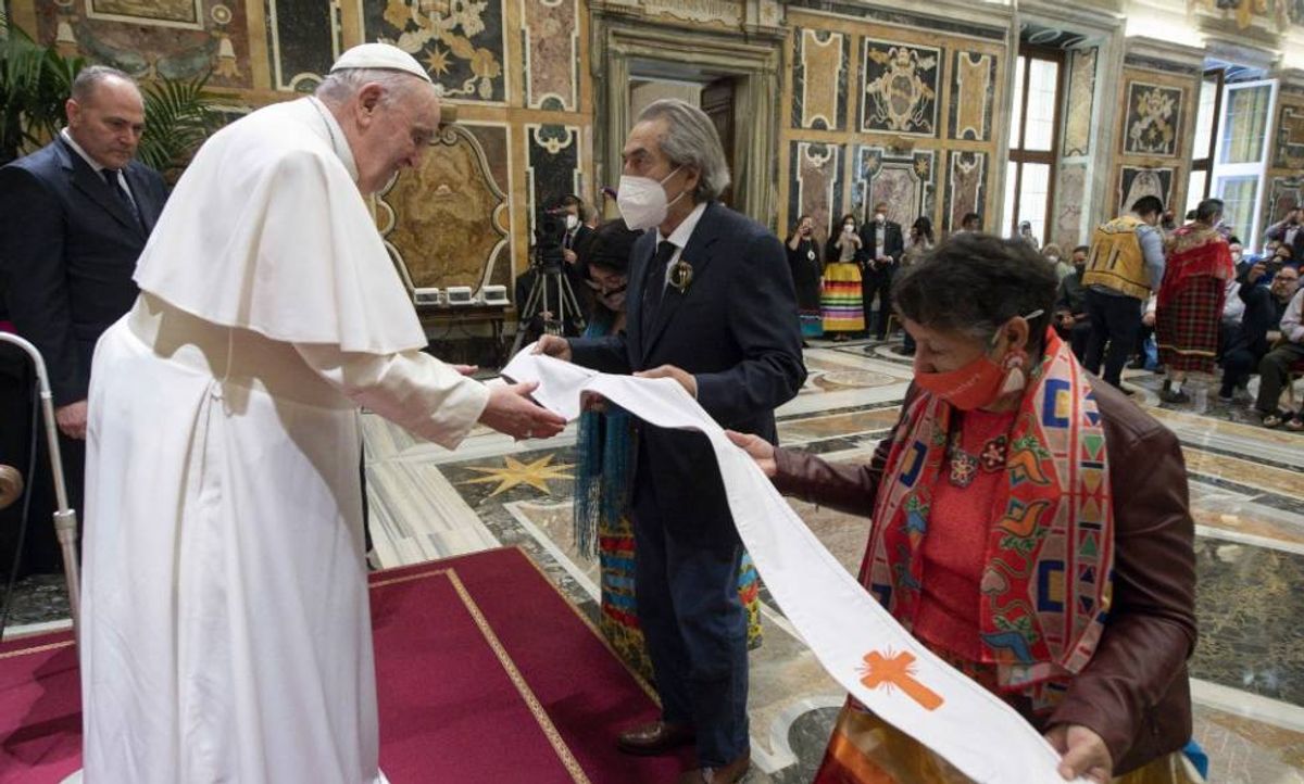 Francisco viaja hoy a Canadá a pedir perdón por los abusos a indígenas en internados cristianos