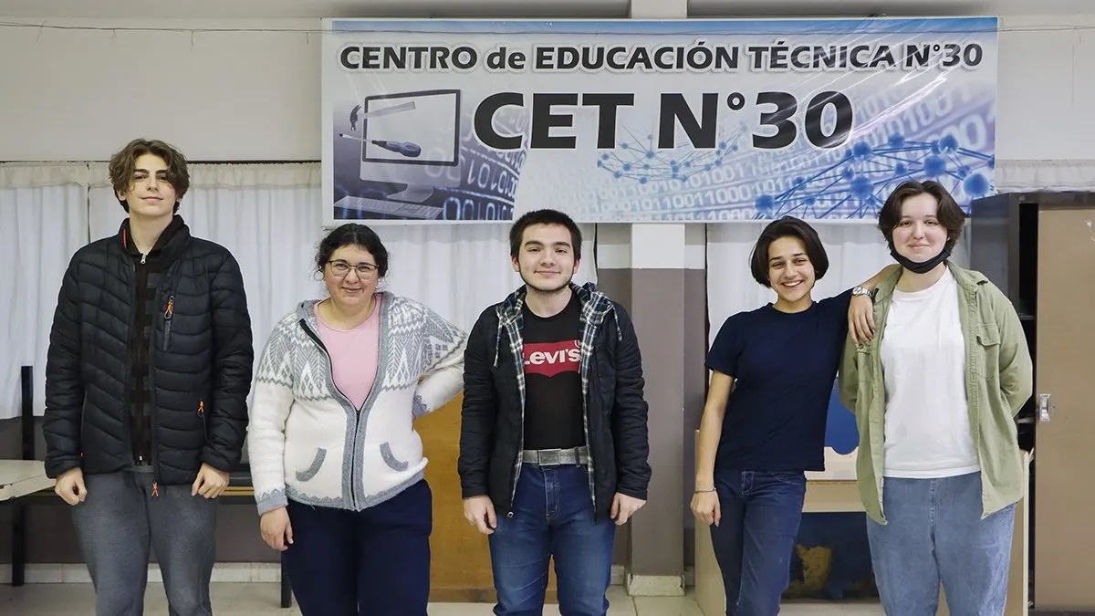 Alumnos de Cipolletti diseñaron un satélite con una lata de gaseosa y recibieron mención de honor