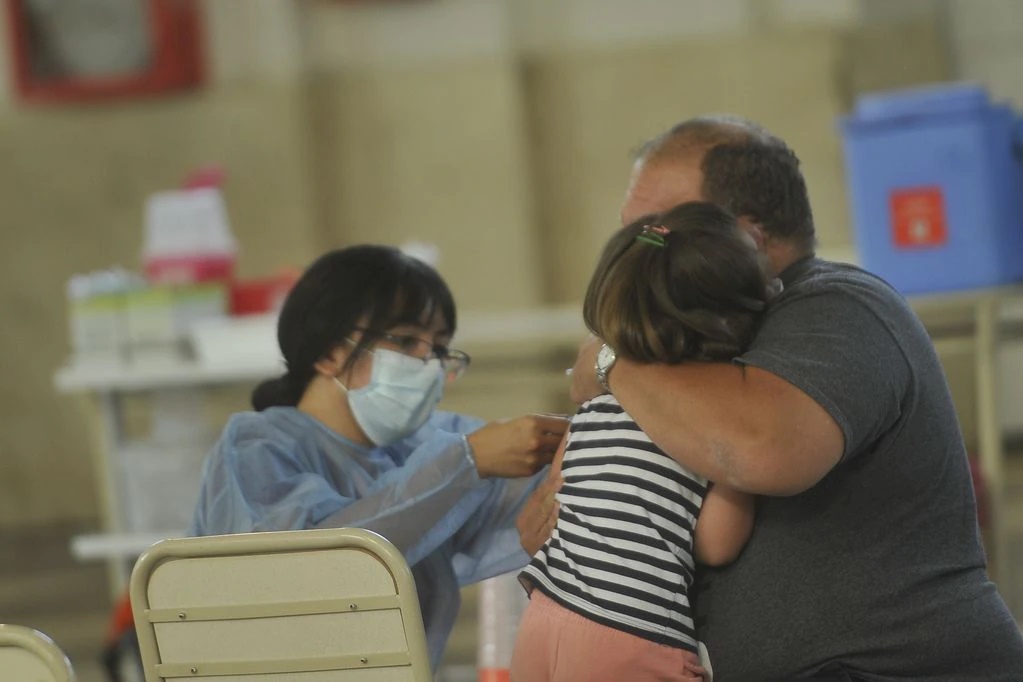 Comienza la campaña pediátrica de inmunización contra el coronavirus  para niños hasta tres años