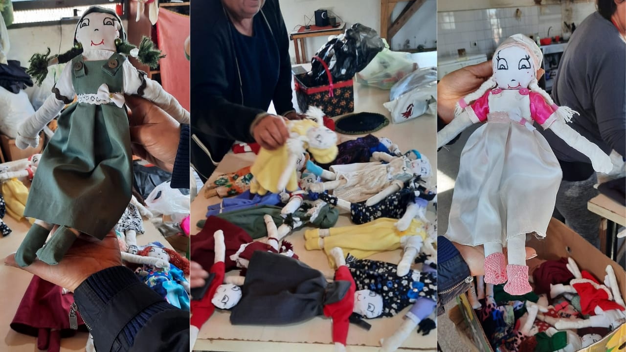 Mujeres del penal confeccionan muñecas para el Día del Niño