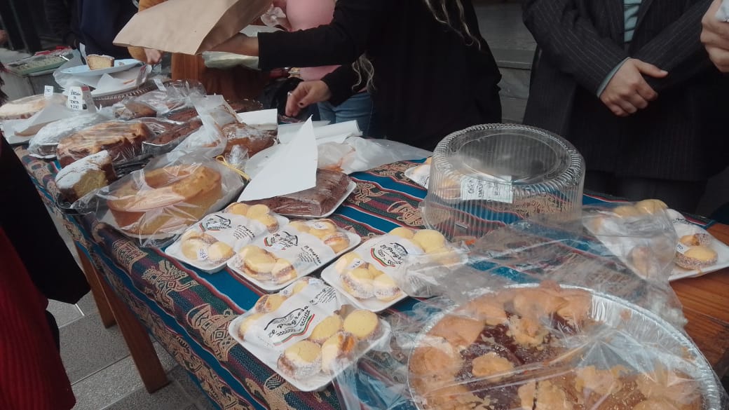 Carrozas: Los chicos del Pío XII vendieron tortas en la escalinata de la Cooperativa Eléctrica