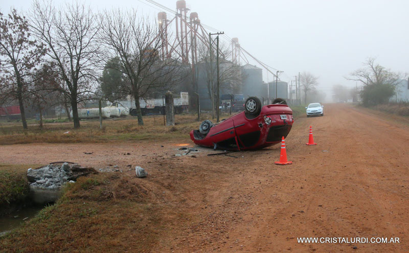  Un joven lesionado al volcar  un auto en Urdinarrain