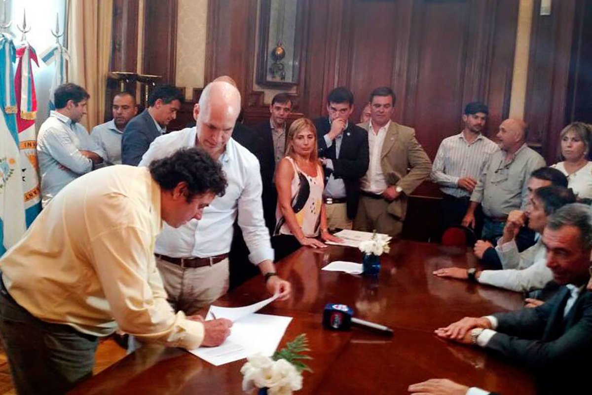 Larroque firmó ayer un  convenio con la Ciudad  Autónoma de Buenos Aires