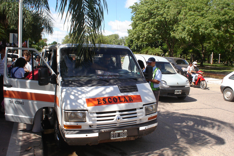 Inician las clases y a los transportistas les adeudan cinco meses de 2015 