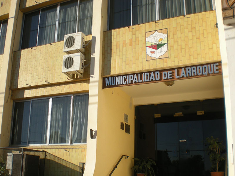 Larroque recibió aportes para la construcción de viviendas