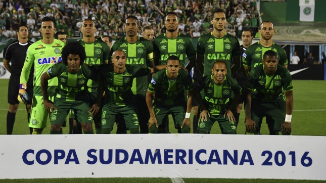 Se estrelló el avión en el que viajaba el equipo Chapecoense de Brasil: 76 muertos